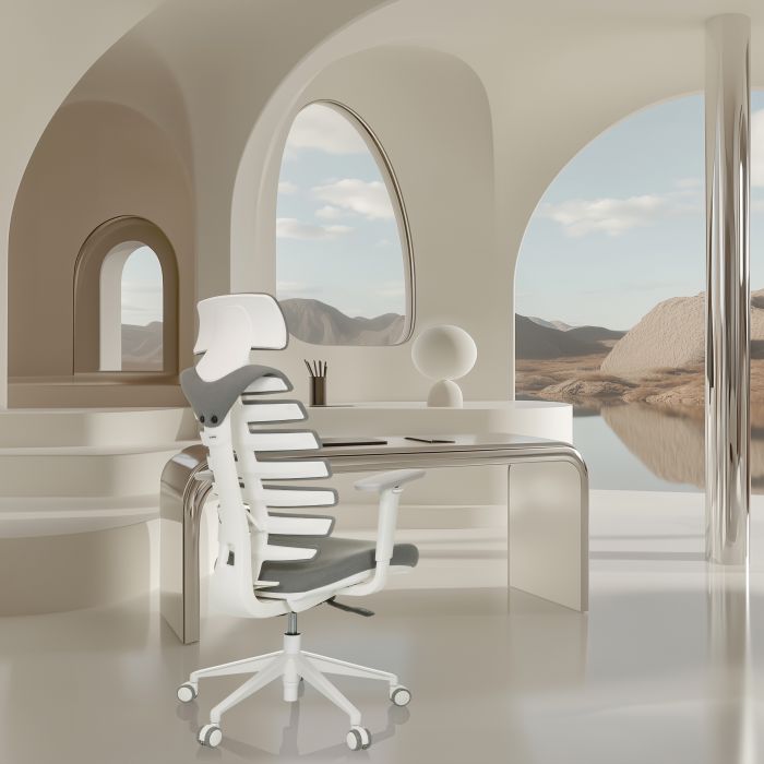 Ein grauer Bürostuhl mit weißem Rahmen und anatomisch geformter Rückenlehne steht in einem sehr futuristischen, beigen Büro.